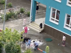 В Краснодаре сотрудницы детского сада №204 с помощью вёдер и швабр ликвидируют последствия потопа