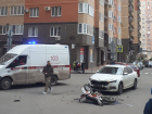 Мотоциклист на скорости врезался в легковушку в Краснодаре: видео