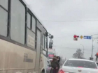 Женщина с ребенком на руках, просящая милостыню на проезжей части в Краснодаре, возмутила горожан 