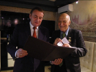 Николай Дроздов получил из рук мэра Анатолия Пахомова знак «Признание и почет сочинцев»