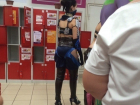 Девушка в костюме из секс-шопа гуляла по центру Краснодара