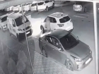  Мужчина с топором накинулся на машину, которая стала на «зебре» в Краснодаре 