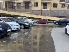 В Краснодаре вода из канализации залила парковку ЖК на Гидрострое