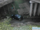 В Краснодарском крае легковушка упала с моста