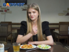 Не только оливье и селедка под шубой: рецепты необычных и вкусных салатов на Новый год 