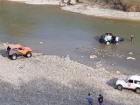 На видео попал застрявший в реке Кубани внедорожник
