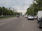 Общественники рассказали, куда деть припаркованные машины с новой выделенки в Краснодаре