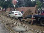 В Краснодаре полоумный водитель иномарки «встал на рельсы»