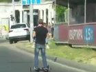 «Б-безопасность»: Краснодарец вез ребенка на гироскутере по оживленной дороге