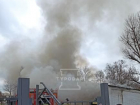 В Краснодаре загорелась постройка на территории школы