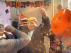 Краснодарские пенсионеры «отпраздновали» Хэллоуин с Трампом и пауками