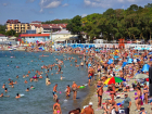 Толпы на пляжах и купание в шторм: как выглядят курорты Кубани в начале бархатного сезона