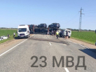 Нагруженный машинами автовоз столкнулся с легковушкой на автодороге Краснодар-Ейск, есть погибшие