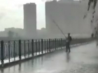 «Отчаянного» рыбака из Краснодара, ловящего рыбу в шторм, сняли на видео