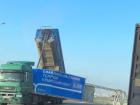 В Краснодарском крае большегруз с поднятым кузовом снес массивный дорожный указатель