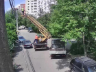 Момент трагической смерти краснодарского электрика от удара током попал на видео