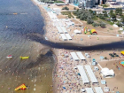 Власти Анапы объяснили появление в море черной зловонной жижи