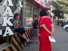 "Пить меньше надо!" - сотрудница "скорой" с криком отчитала женщину БОМЖ в центре Краснодара