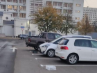 «Яркие конусы заменили на более незаметные ящики»: краснодарцы вновь захватили места на бесплатной парковке возле мэрии