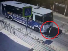 В Краснодаре автобус сбил девушку на зебре: видео
