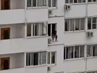 Мужчина вылез из окна 14 этажа в Краснодаре: видео