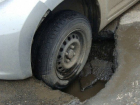«Не будете же вы судиться с мэрией!» - в Краснодаре автоинспекторы отказались составлять протокол из-за провала автомобиля в яму