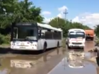  Автобус с пассажирами застрял в яме посреди дороги в Краснодаре 