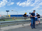 Под Краснодаром у ТЦ «МЕГА-Адыгея» Тургеневское шоссе оцепили силовики из-за залезшего на перила моста мужчины