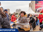 Тысячи краснодарцев выстроились в очереди за блинами и шашлыком: на Пушкинской площади прошли масленичные гуляния