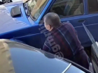 В Краснодаре мужчина в халате за рулем Mercedes на полном ходу снес машины на парковке 