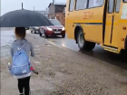 Машины и автобусы застряли в пробке к новой школе в Краснодаре