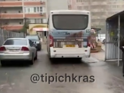 В Краснодаре водители автобусов проложили себе маршрут через двор ЖК