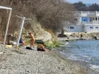 Первые отдыхающие в купальниках вышли загорать на пляжи в Геленджике  