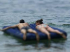 В Сочи пару унесло в море на надувном матрасе