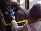 Краснодарцы массово терпят давку в общественном транспорте из-за нехватки автобусов