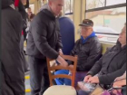 Просто мест не хватает: в Краснодаре парень сел в трамвай с собственным стулом
