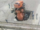 Провалилась под землю бетономешалка в кубанском хуторе