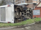 Минимум 3 пассажира рухнувшего на бок автобуса пострадали в Краснодаре