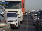 Сотня автомобилей попала в пробку перед Крымским мостом