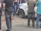 Уснувший таксист в Краснодаре врезался в припаркованное авто и сбил продавца клубники 