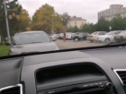 Странного мужчину с бензопилой сняли на видео в Славянске-на-Кубани