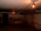 В подвале многоэтажного дома в Курганинске нашли двоих брошенных детей 