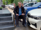 Ветеран войны на инвалидной коляске не смог проехать по тротуару в центре Краснодара из-за автохамов: видео