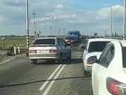  Бесстрашные водители в Крымске: Автохамы по «встречке» объехали пробку перед ж/д переездом 