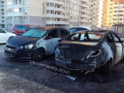 В спальном районе Новороссийска среди ночи сгорели две иномарки