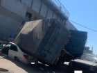 Въезд в Краснодар в районе шлюзов заблокирован из-за раздавившего легковушку грузовика