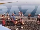 В Туапсе на пляже пансионата МВД ревнивец кинулся с ножом на женщину