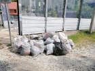 Шприцы и мусор возле МФЦ Сочи убрали после публикации в СМИ за несколько часов 