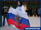 Фанаты с флагами и кричалками пришли посмотреть на победу сборной России в Краснодаре 