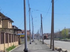Дептранс Краснодара оправдался за стоящие на тротуаре столбы 